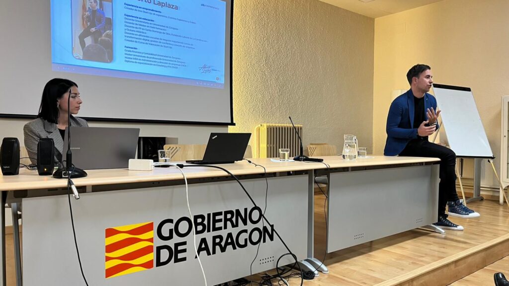 Alberto y Carlota dando una ponencia en pantallas sanas
